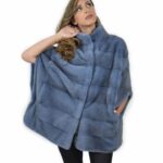Mantella 44-50 visone pelle intera orizzontale colore azzurro polvere con fodera seta e pistagna