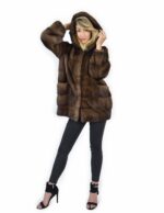 50 Horizontaler Demi-Nerz-Pelzsaum und -ärmel und Kapuzenmantel aus Vollleder – Bild 4