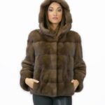 56 Giacca in pelliccia di visone con cappuccio e manica lunga demy orizzontale