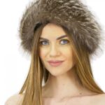 Cappello in pelliccia di volpe argentata e velluto elegante morbido