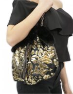 Сумка, украшенная пайеттом и золотистой кожей с верхним краем из норкового меха — изображение 3