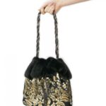 Borsa decorata in paiette e pelle dorata con bordo superiore in pelliccia di visone