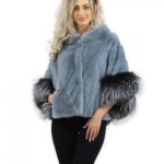 Mantella in pelliccia di visone azzurro taglia 44 con pelliccia di volpe sulle maniche e tasche con spacchetti al fondo
