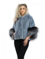 Mantella in pelliccia di visone azzurro taglia 44 con pelliccia di volpe sulle maniche e tasche con spacchetti al fondo