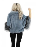 4 Mantella in pelliccia di visone azzurro taglia 44 con pelliccia di volpe sulle maniche e tasche con spacchetti al fondo