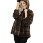 Giacca con cappuccio scanbrown lungo 70 cm taglia 54 pelliccia di visone orizzontale con cintura in pelle tasche esterne