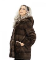 80 cm lange, scanbrown Kapuzenjacke Größe 44 horizontaler Nerzpelzmantel mit Ledergürtel Außentaschen – Bild 3