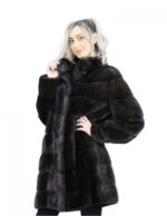 90 cm langer Mahagoni-Kapuzenmantel, Größe 48, horizontales Nerzfell, Außentaschen – Bild 3