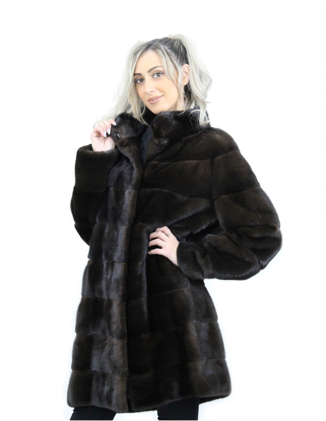 90 cm langer Mahagoni-Kapuzenmantel, Größe 54, horizontales Nerzfell, Außentaschen – Bild 3