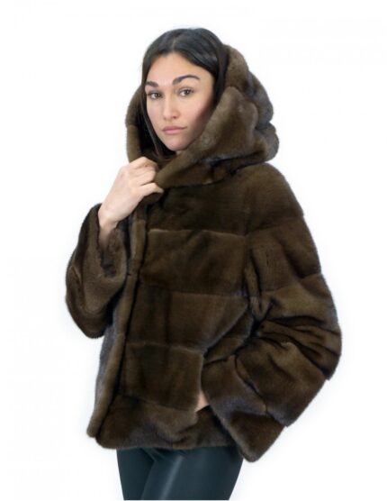 Kurze Jacke aus scanbrownfarbenem, horizontalem Nerzfell, 42 cm, lange Ärmel, Kapuze, Außentaschen