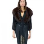 Stola in pelliccia di volpe marrone con nastri decorati con paillette foderato in tessuto a quadri