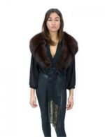 Stola in pelliccia di volpe marrone con nastri decorati con paillette foderato in tessuto a quadri