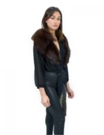 Stola in pelliccia di volpe marrone con nastri decorati con paillette foderato in tessuto a quadri