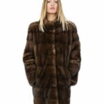 Braunes Fell in horizontalem Nerz mit Pistagna 48 80 cm lang