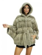 48/54 Mantella visone con lavorazione orizzontale a pelle intera blue iris con cappuccio e cintura in vita