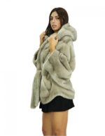 48/54 Накидка из норки «Синий ирис» с горизонтальной цельной обработкой кожи, с капюшоном и поясом на талии — изображение 4