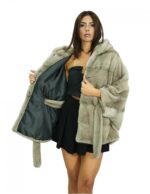 48/54 Накидка из норки «Синий ирис» с горизонтальной цельной обработкой кожи, с капюшоном и поясом на талии — изображение 7