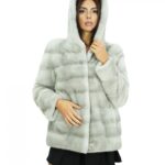 Giacca di visone zaffiro 44 con lavorazione orizzontale a maniche lunghe con cappuccio e tasche laterali