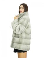 52 Mantel, 70 cm lang, aus grauem Nerzfell in horizontaler Verarbeitung, langen Ärmeln und Bechertaschen – Bild 3