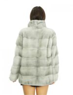 52 Mantel, 70 cm lang, aus grauem Nerzfell in horizontaler Verarbeitung, langen Ärmeln und Bechertaschen – Bild 6