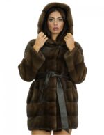 Cappotto 44 lungo 82 centimetri in pelliccia di visone demi marrone con cappuccio con bottone e cinta pelle