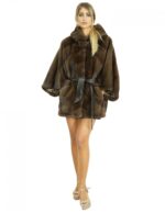 Накидка цвета 48 норки с капюшоном на подкладке из меха и внешней пуговицы — изображение 5