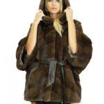 Mantella di visone 48 con lavorazione traversale a pelle intera demi cappuccio foderato pelliccia e bottone esterno