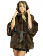 Mantella di visone 48 con lavorazione traversale a pelle intera demi cappuccio foderato pelliccia e bottone esterno