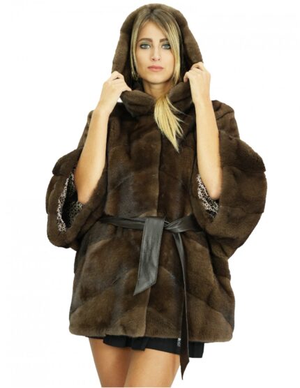 Mantella di visone 48 con lavorazione traversale a pelle intera demi cappuccio foderato pelliccia e bottone esterno