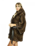 Накидка цвета 48 норки с капюшоном на подкладке из меха и внешней пуговицы — изображение 3