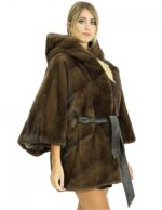 Накидка цвета 48 норки с капюшоном на подкладке из меха и внешней пуговицы — изображение 4