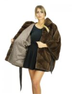 Накидка цвета 48 норки с капюшоном на подкладке из меха и внешней пуговицы — изображение 7