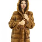 Cappotto 42 lungo 82 centimetri in pelliccia di visone gold con cappuccio foderato in pelliccia e chiusura con bottone e cintura
