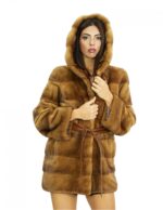 Cappotto 42 lungo 82 centimetri in pelliccia di visone gold con cappuccio foderato in pelliccia e chiusura con bottone e cintura