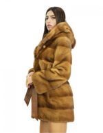 42 cm langer Mantel aus goldenem Nerzfell mit pelzgefütterter Kapuze und Knopf- und Gürtelverschluss – Bild 3