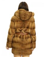 42 cm langer Mantel aus goldenem Nerzfell mit pelzgefütterter Kapuze und Knopf- und Gürtelverschluss – Bild 6