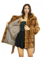 42 cm langer Mantel aus goldenem Nerzfell mit pelzgefütterter Kapuze und Knopf- und Gürtelverschluss – Bild 7