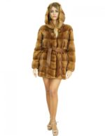 82 cm langer 44 cm langer Mantel aus goldenem Nerzfell mit pelzgefütterter Kapuze und Knopf- und Gürtelverschluss – Bild 4