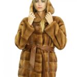 Пальто длиной 82 см длиной 44 см из меха норки золотистого цвета с капюшоном на меховой подкладке, застежкой на пуговицы и пояс