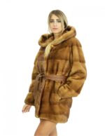 82 cm langer 44 cm langer Mantel aus goldenem Nerzfell mit pelzgefütterter Kapuze und Knopf- und Gürtelverschluss – Bild 2