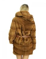 82 cm langer 44 cm langer Mantel aus goldenem Nerzfell mit pelzgefütterter Kapuze und Knopf- und Gürtelverschluss – Bild 5