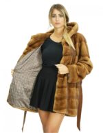 82 cm langer 44 cm langer Mantel aus goldenem Nerzfell mit pelzgefütterter Kapuze und Knopf- und Gürtelverschluss – Bild 6