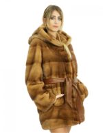 82 cm langer 44 cm langer Mantel aus goldenem Nerzfell mit pelzgefütterter Kapuze und Knopf- und Gürtelverschluss – Bild 3