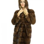 90 cm langer 44er Mantel aus Demi-Nerz-Pelzkapuze und Verschluss mit innenliegenden Haken und Pelzgürtel