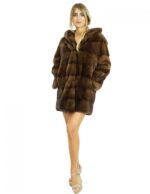 Cappotto pelliccia visone demi 46 con lavorazione orizzontale maniche lunghe e cappuccio foderato in pelliccia lungo 80 cm
