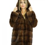 Cappotto pelliccia visone demi 46 con lavorazione orizzontale maniche lunghe e cappuccio foderato in pelliccia lungo 80 cm