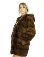 Cappotto pelliccia visone demi 46 con lavorazione orizzontale maniche lunghe e cappuccio foderato in pelliccia lungo 80 cm