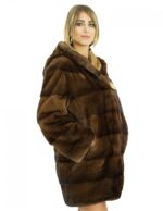 Cappotto pelliccia visone demi 46 con lavorazione orizzontale maniche lunghe e cappuccio foderato in pelliccia lungo 80 cm