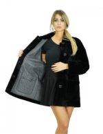 78 cm langer Lammfellmantel 56 schwarz mit Paspelkragen, langen Ärmeln, Knopfverschluss und Tassentaschen – Bild 7