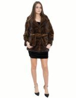 Demi 44 Nerzfelljacke mit Brustkragen und horizontalem Revers mit innenliegenden Haken und Gürtelverschluss – Bild 5